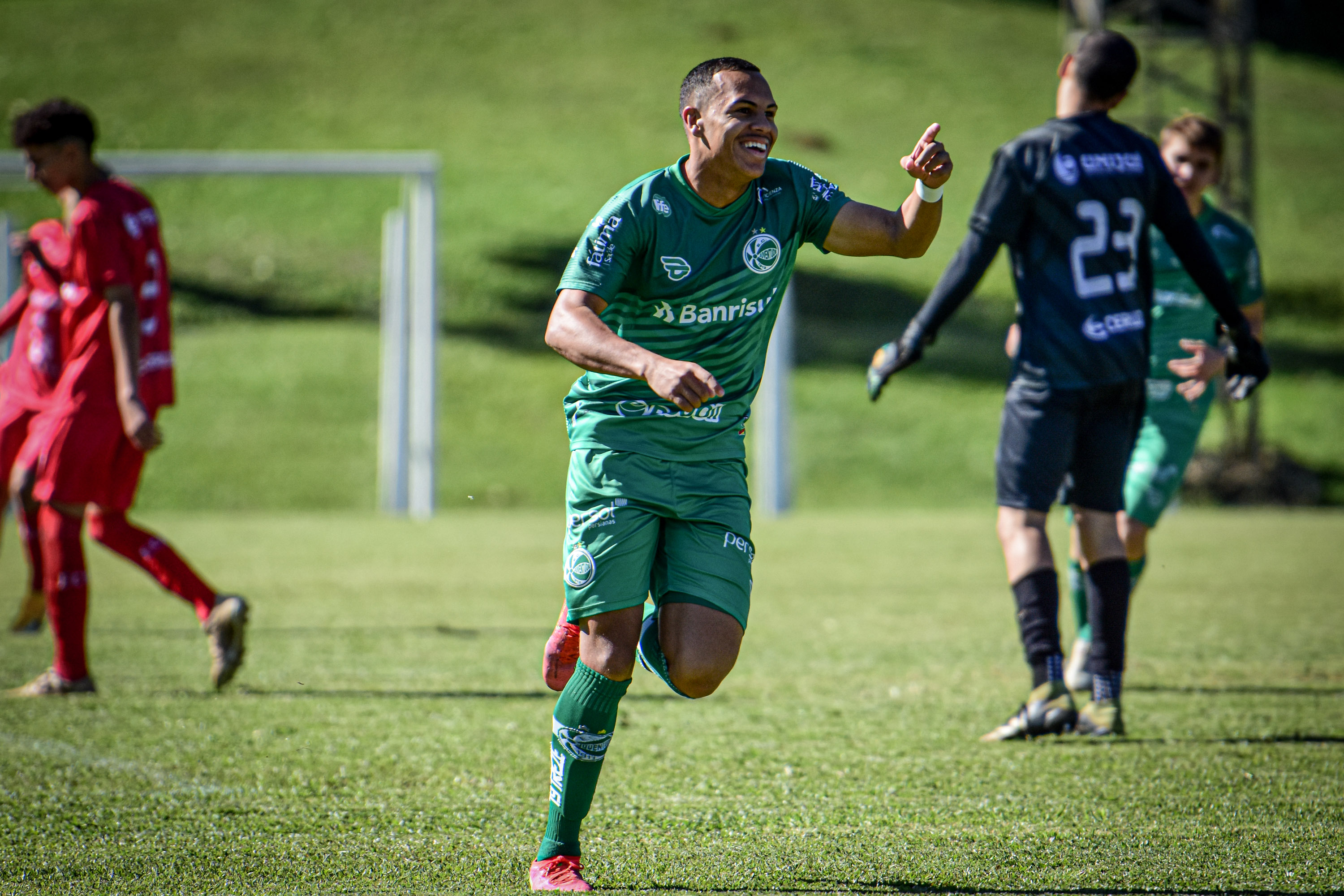 Sub-17 goleia o São Luiz na estreia do Estadual