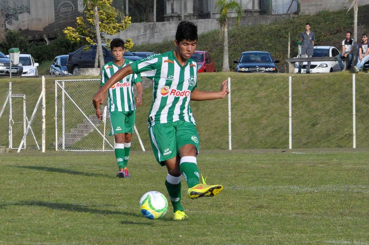 Ju vence mais uma e assume liderança no Gauchão Sub-20