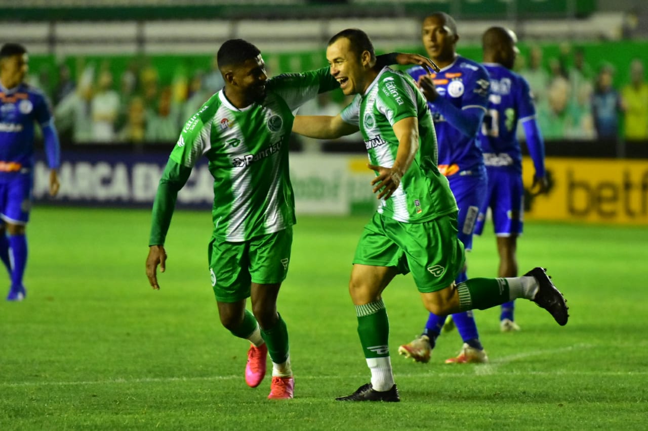 Ju vence a segunda consecutiva e ingressa no G4