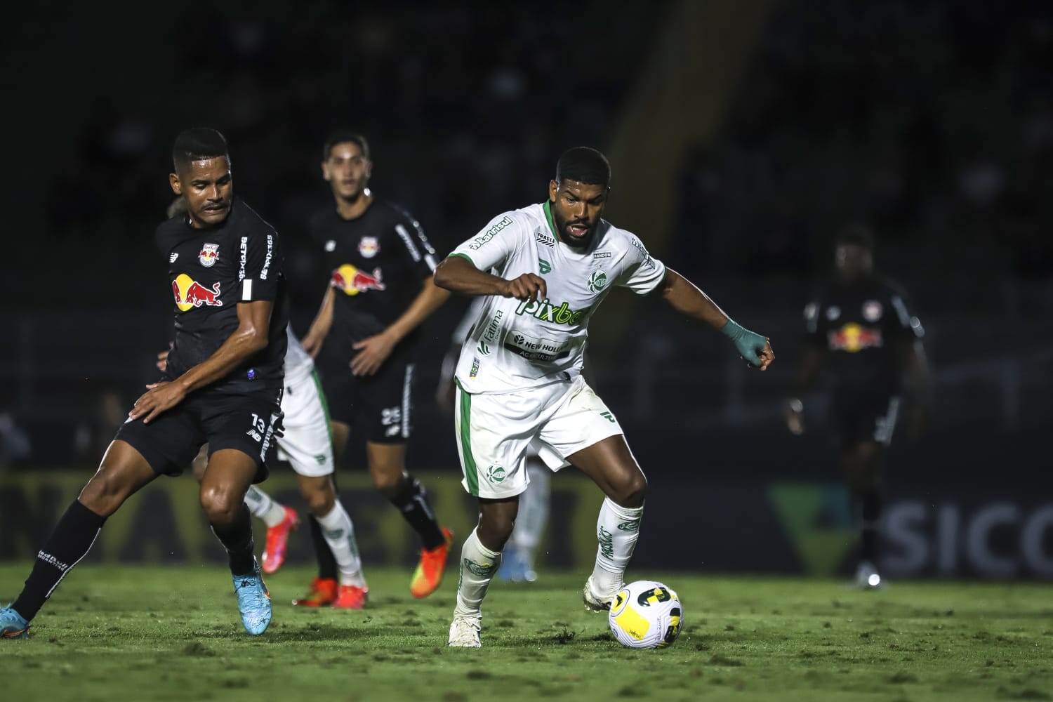Ju cria chances para empatar, mas é superado pelo RB Bragantino, fora de casa