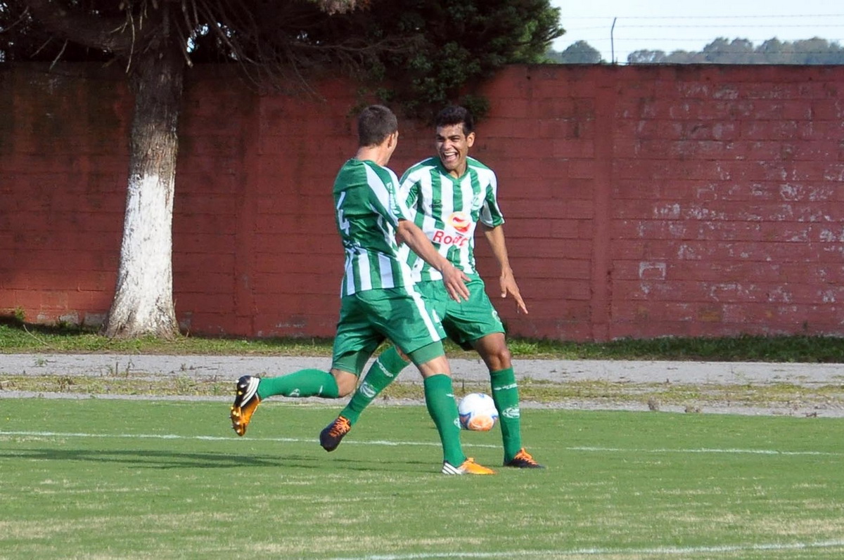 Ju goleia Marau e garante classificação antecipada