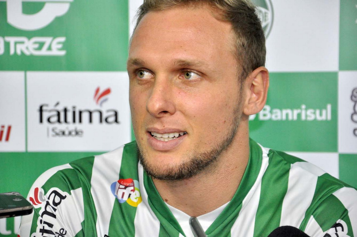 Juventude apresenta zagueiro Micael