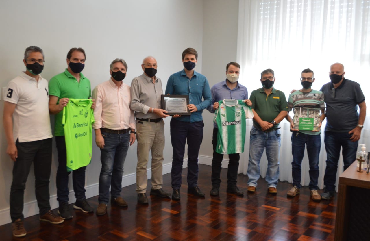 Juventude entrega placa de agradecimento à prefeitura de Flores da Cunha
