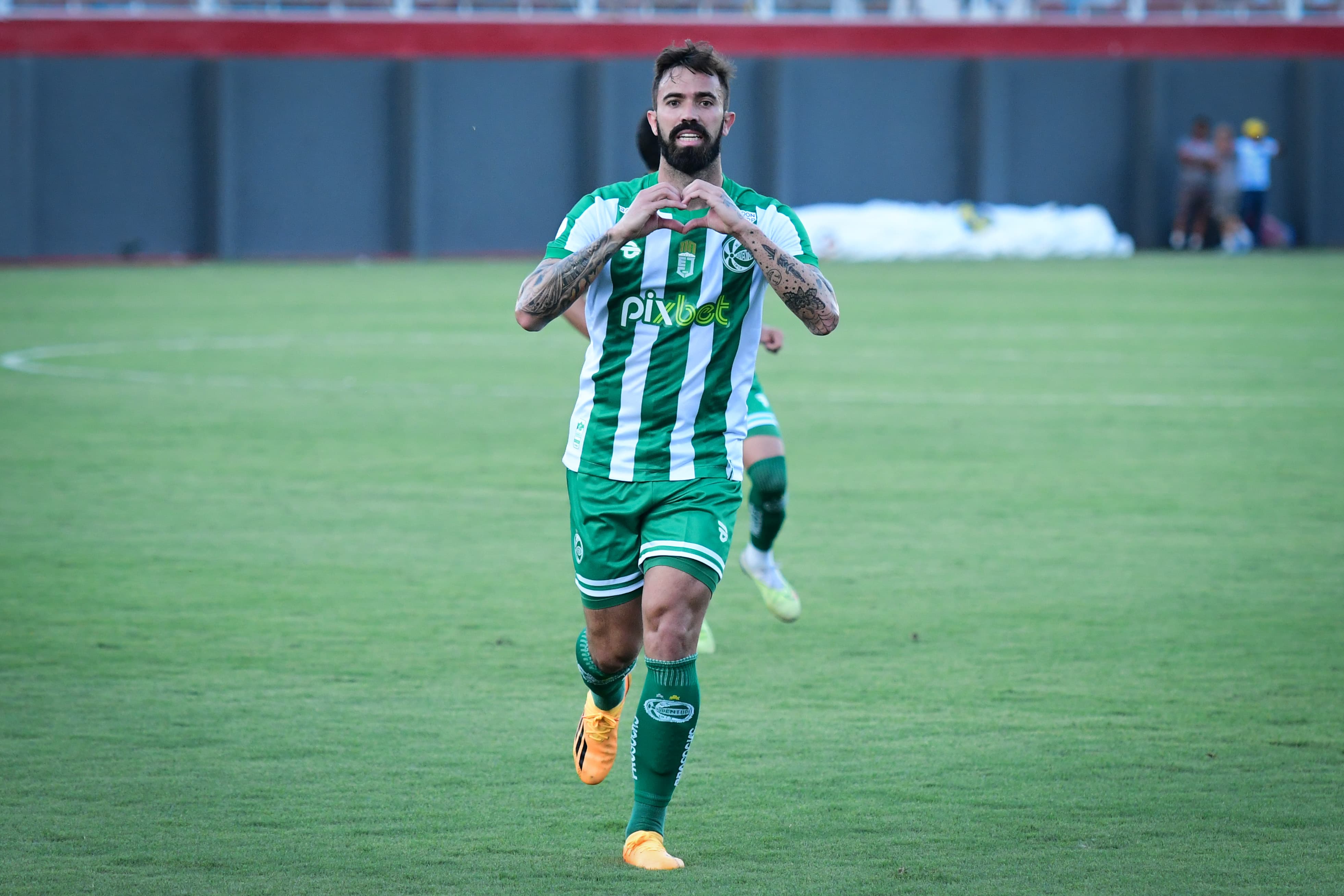 Mathues Vargas marca golaço, Ju empata e sobe na tabela da Série B