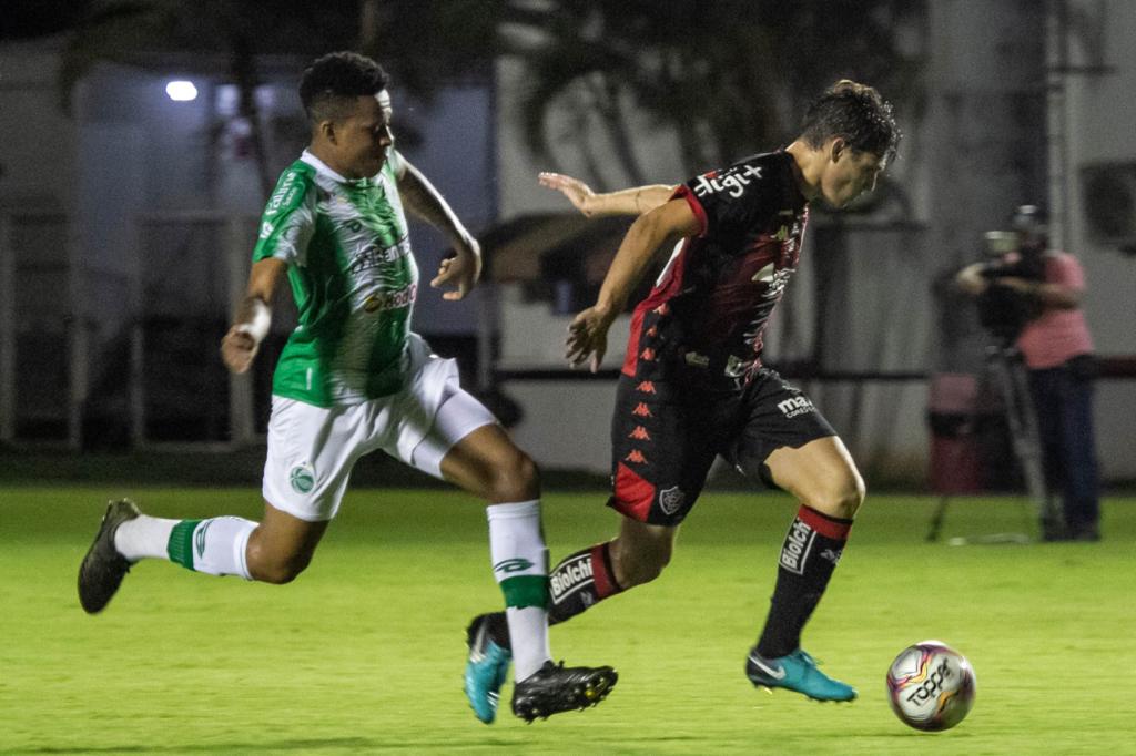 Ju domina o jogo, cria chances, mas é superado pelo Vitória no Barradão.