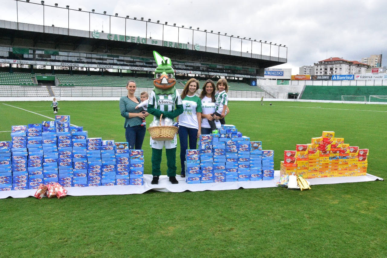 Juventude arrecada mais de 600 caixas de bombons e distribui para crianças do Virando o Jogo