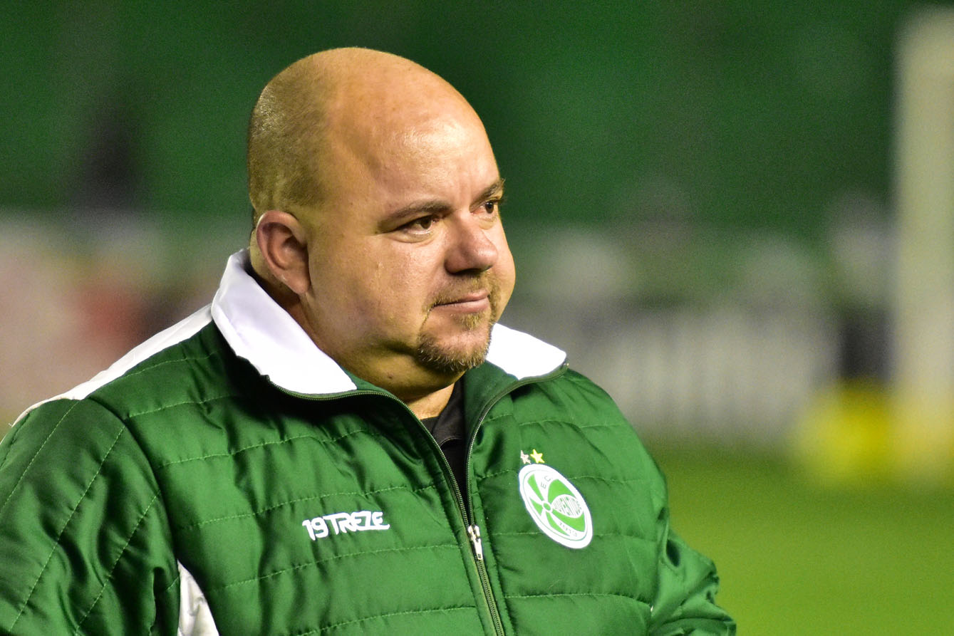 Julinho Camargo deixa o comando técnico do Juventude