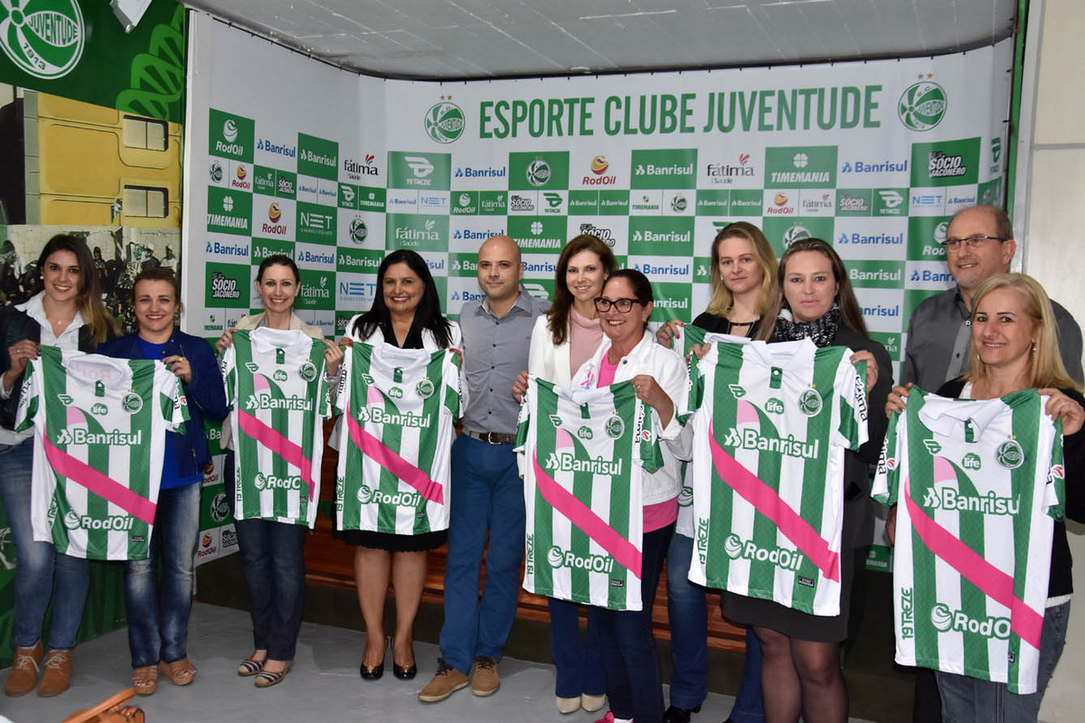 Juventude realiza doação de camisas do Outubro Rosa para entidades