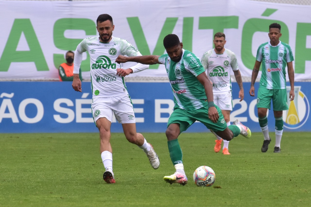 Mesmo superior, Ju fica no empate com a Chapecoense pela Série B