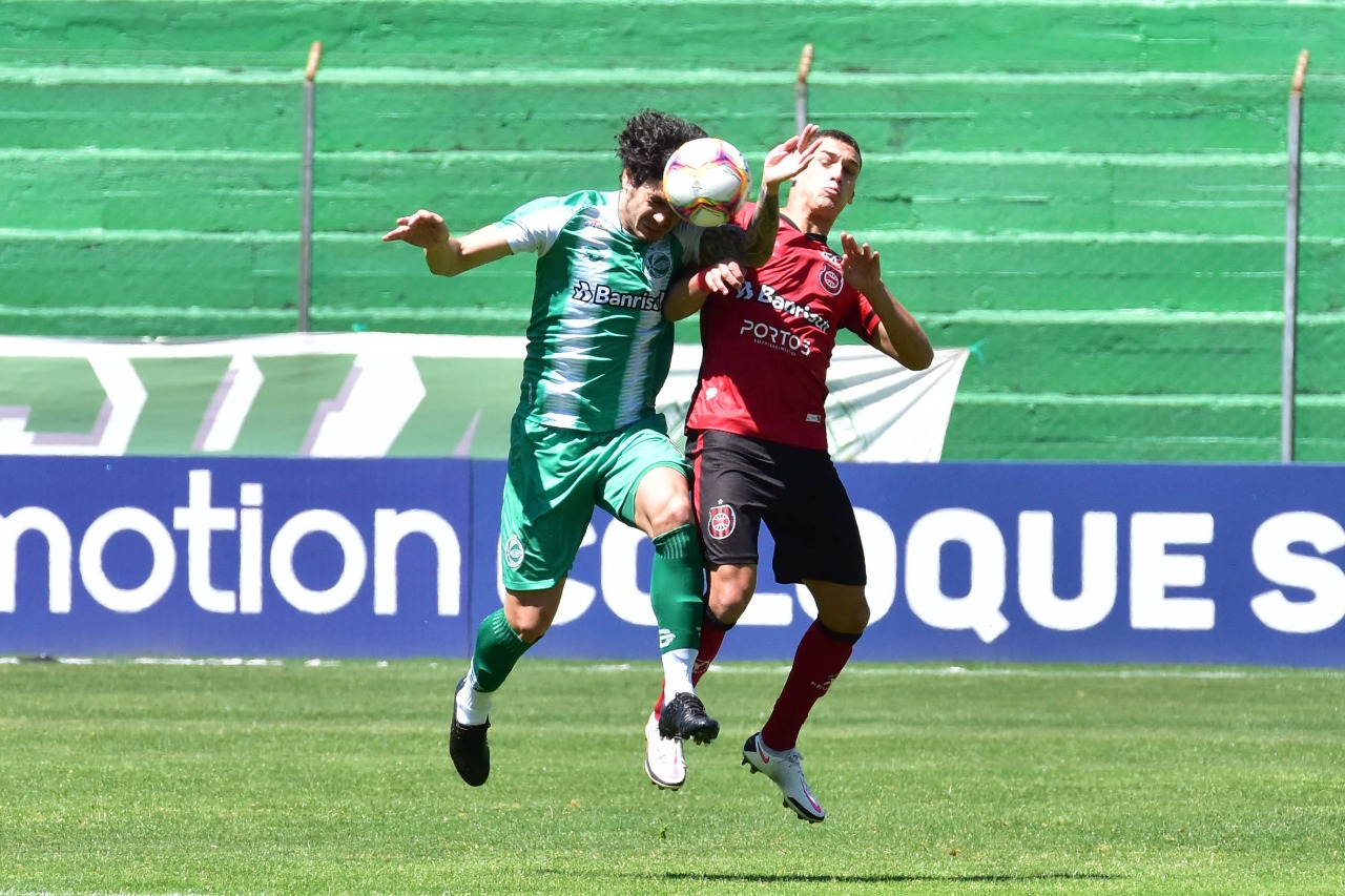 Em jogo de arbitragem polêmica, Ju sofre revés na Série B