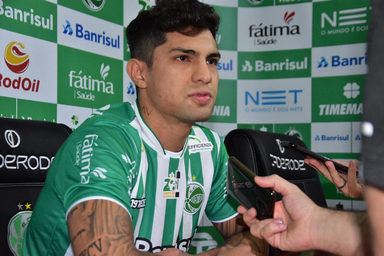 Juventude apresenta o meia Stephanno Leal