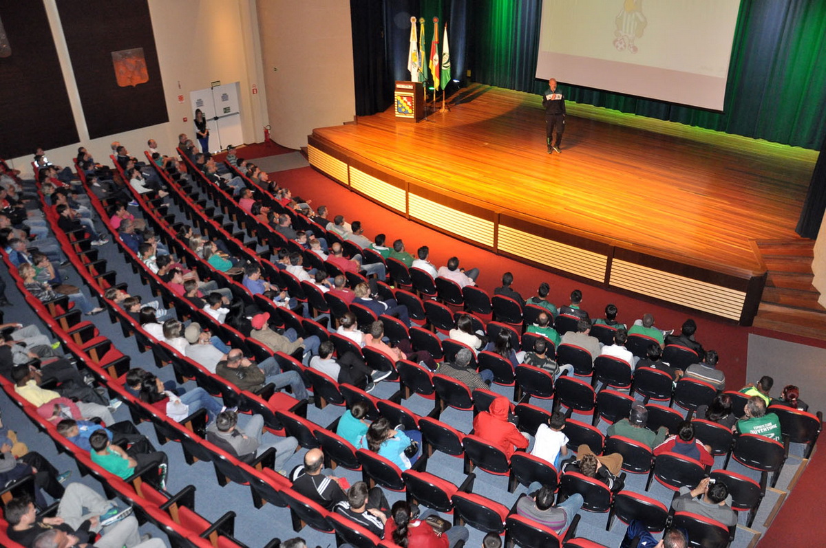 Escola de Futebol promove palestra para os pais