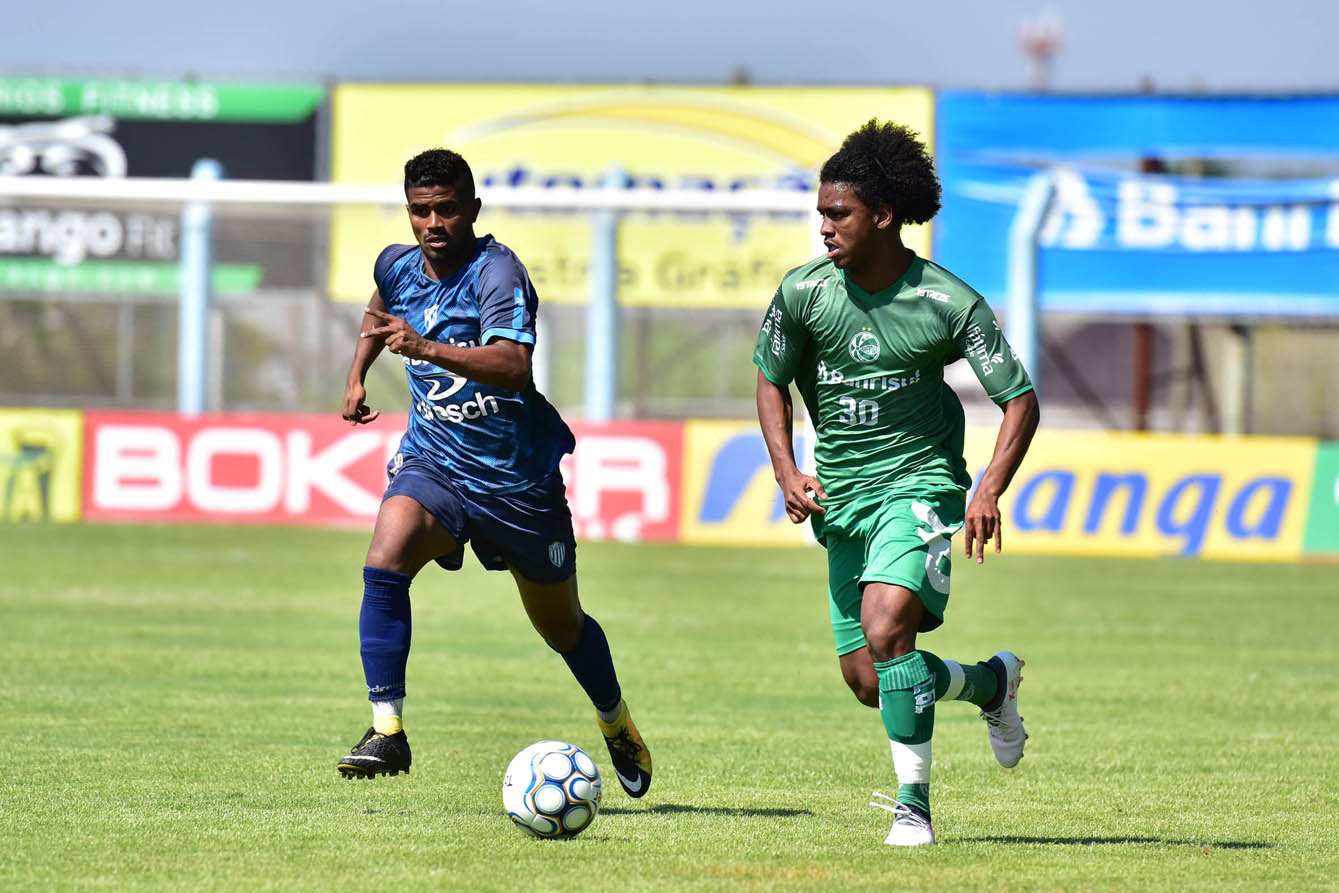 Julinho Camargo observou 25 atletas em jogo-treino diante do Novo Hamburgo