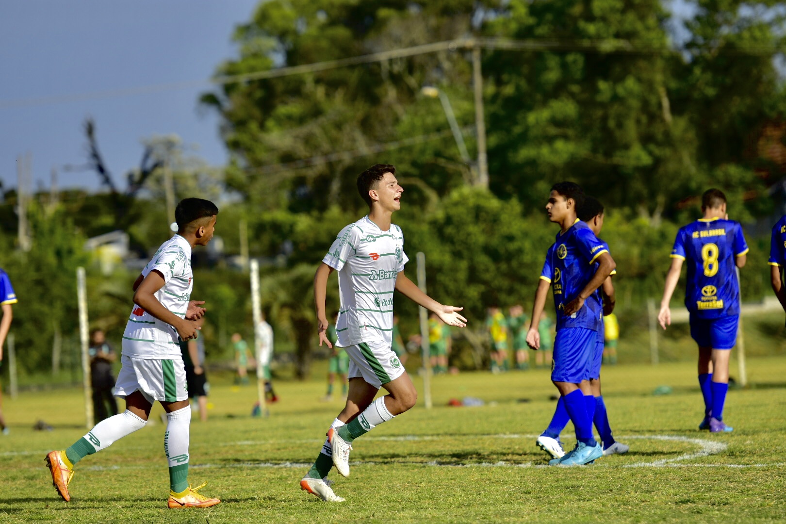 Sub-15 da Escola do Ju vence mais uma e garante vaga na semifinal da Liga Serrana