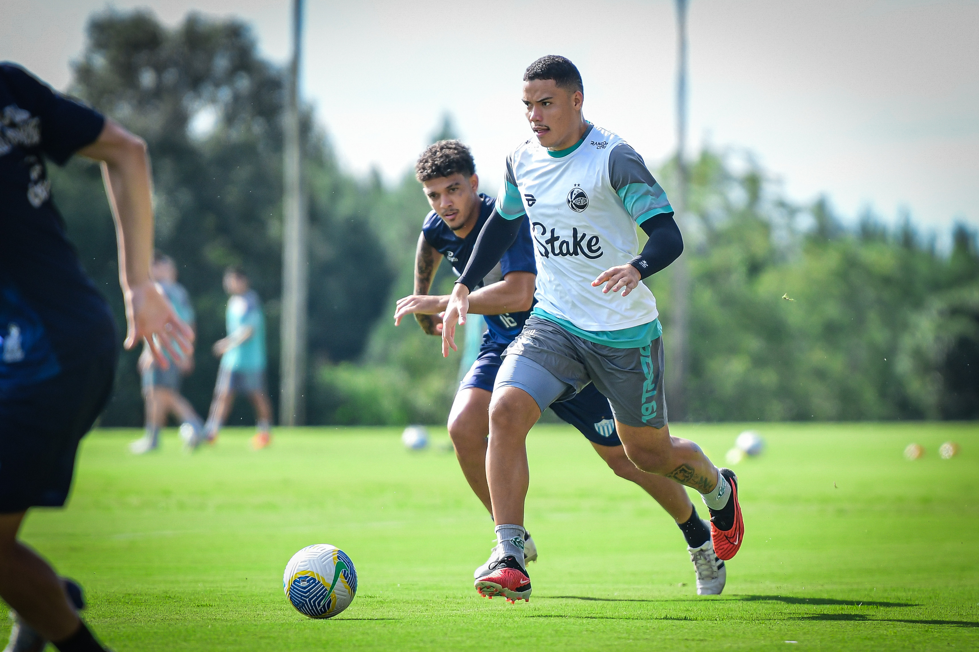 Roger Machado observa grupo de jogadores em jogo-treino