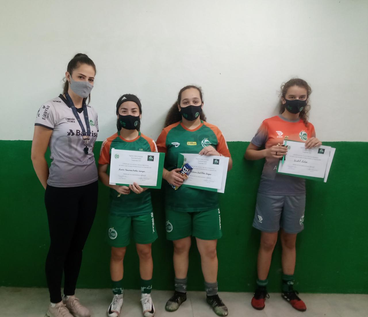 Escola de Futebol premia atletas do futebol feminino na temporada 2020