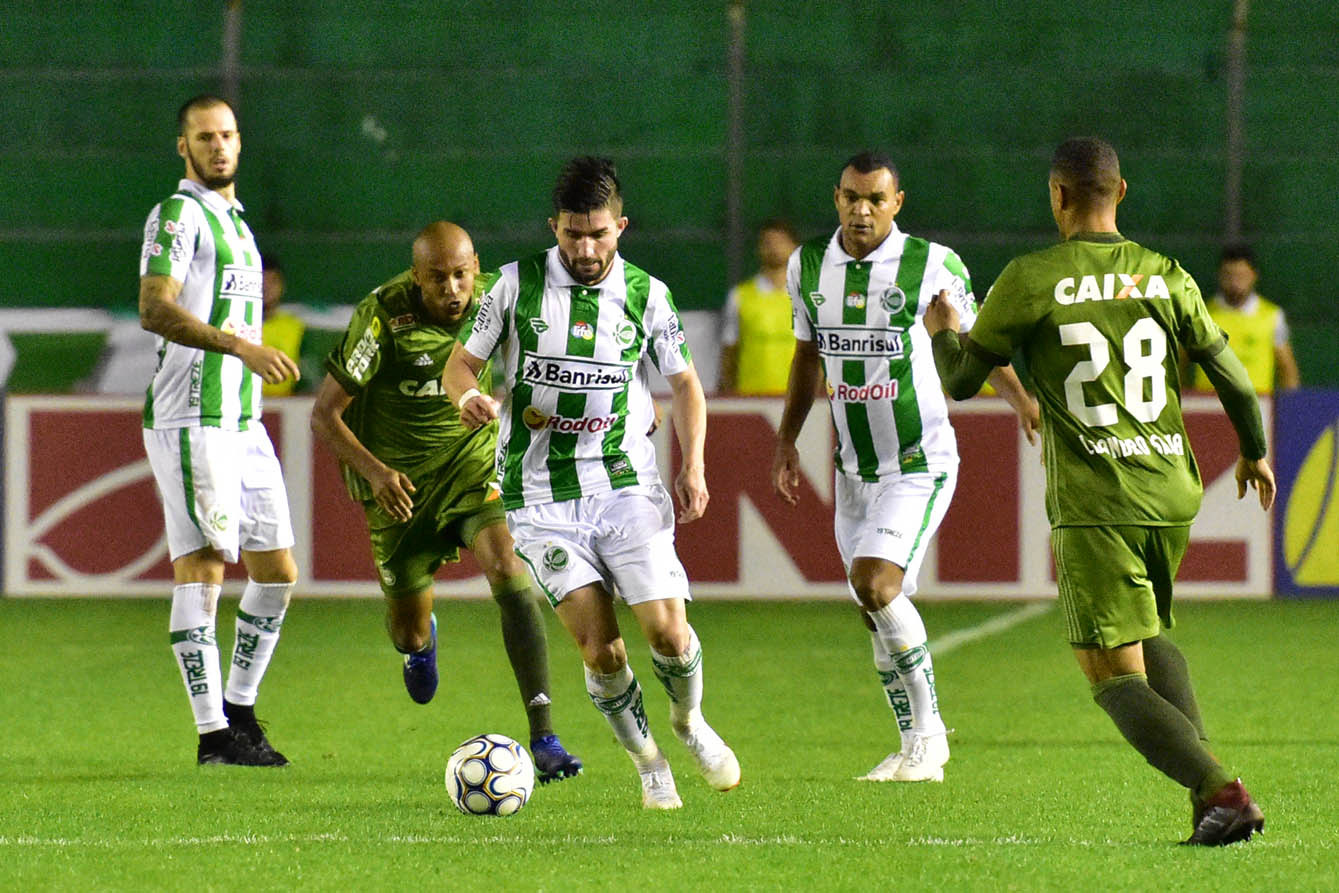 Ju joga bem, sofre com erros da arbitragem e empata com o Coritiba no Jaconi