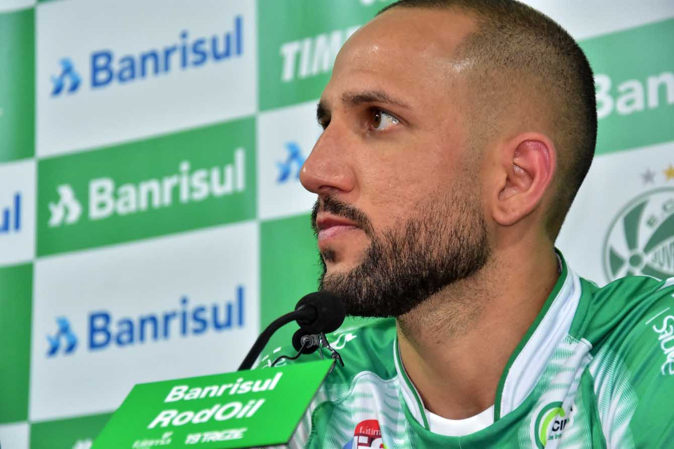 Meia Neto é apresentado pelo Juventude