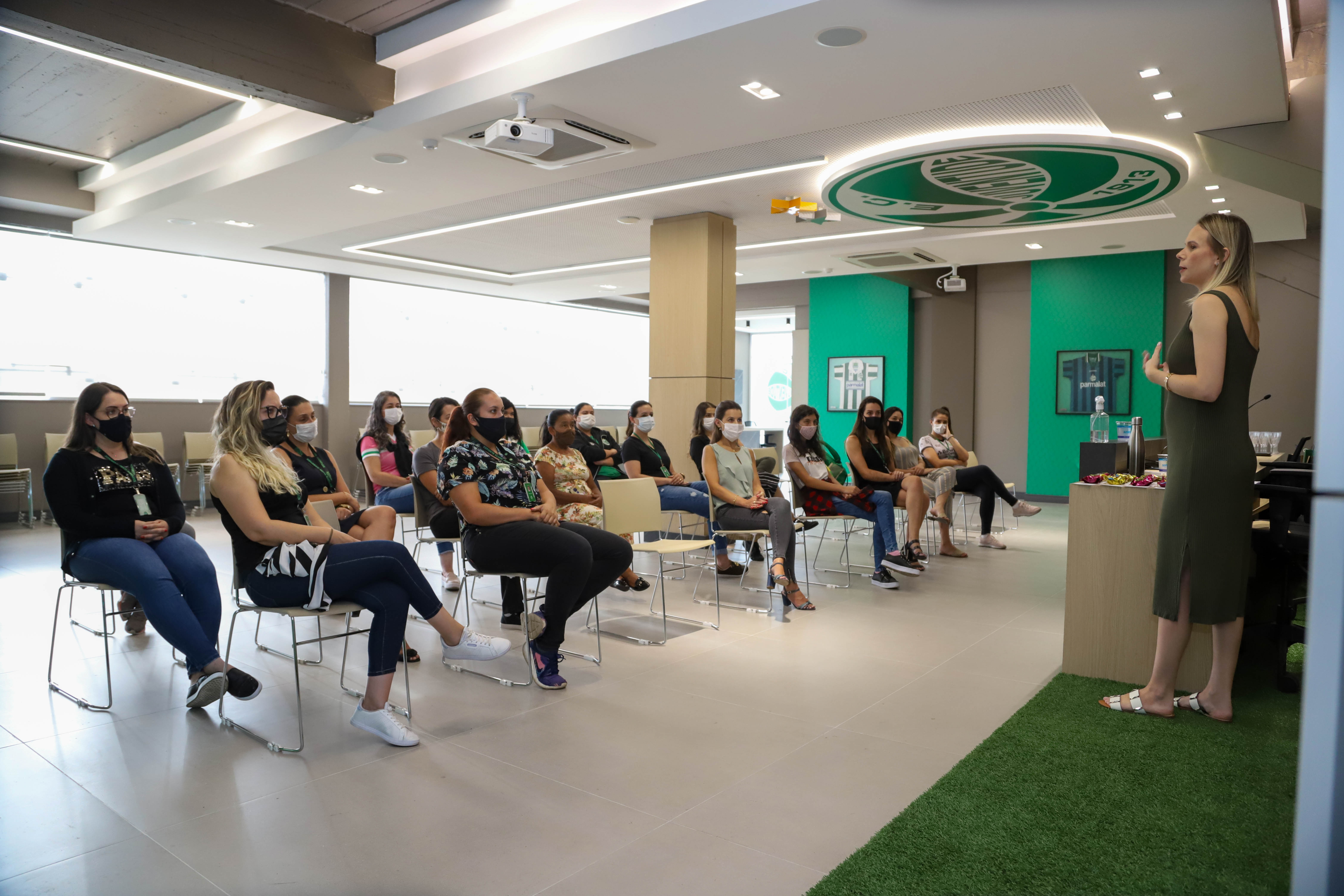 Dia da Mulher: Juventude promove palestra para as colaboradoras