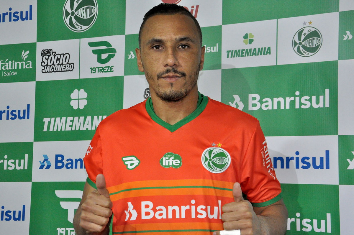 Goleiro Oliveira é apresentado pelo Verdão