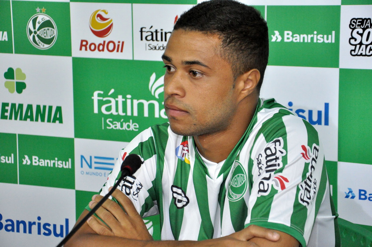 Diego Souza é apresentado pelo Verdão