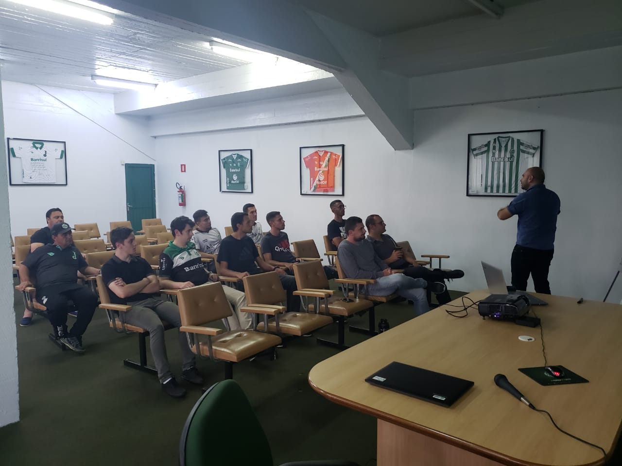 Carlos Leiria realiza palestra para comissões técnicas da base do Juventude