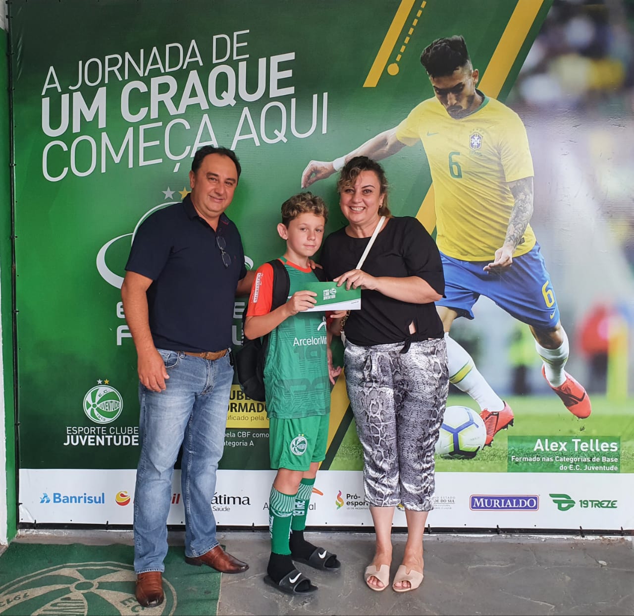 Escola do Ju premia sorteados da rifa e vencedores do ranking de vendas  