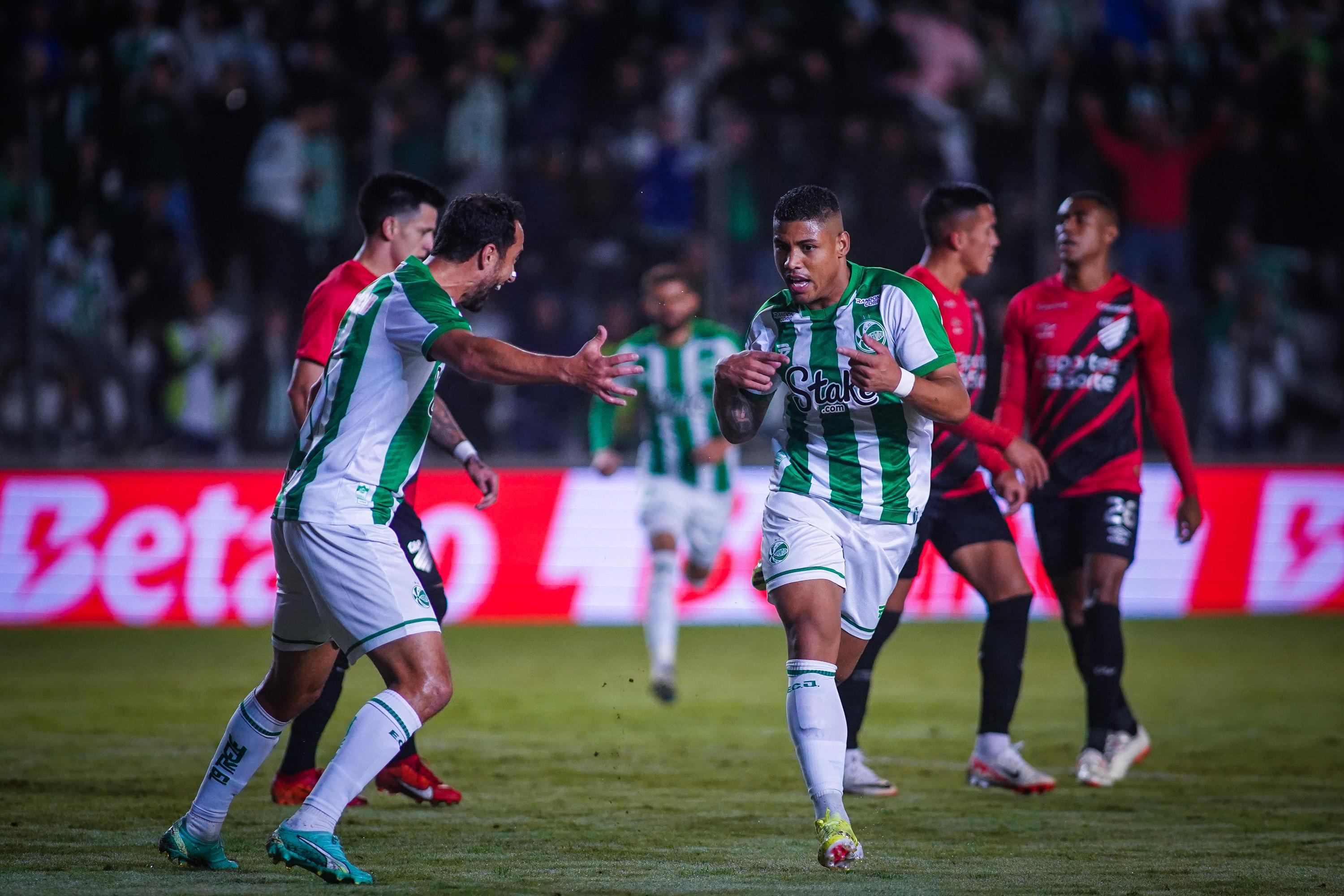 Ju sai na frente, cria chances, mas fica no empate contra o Athletico