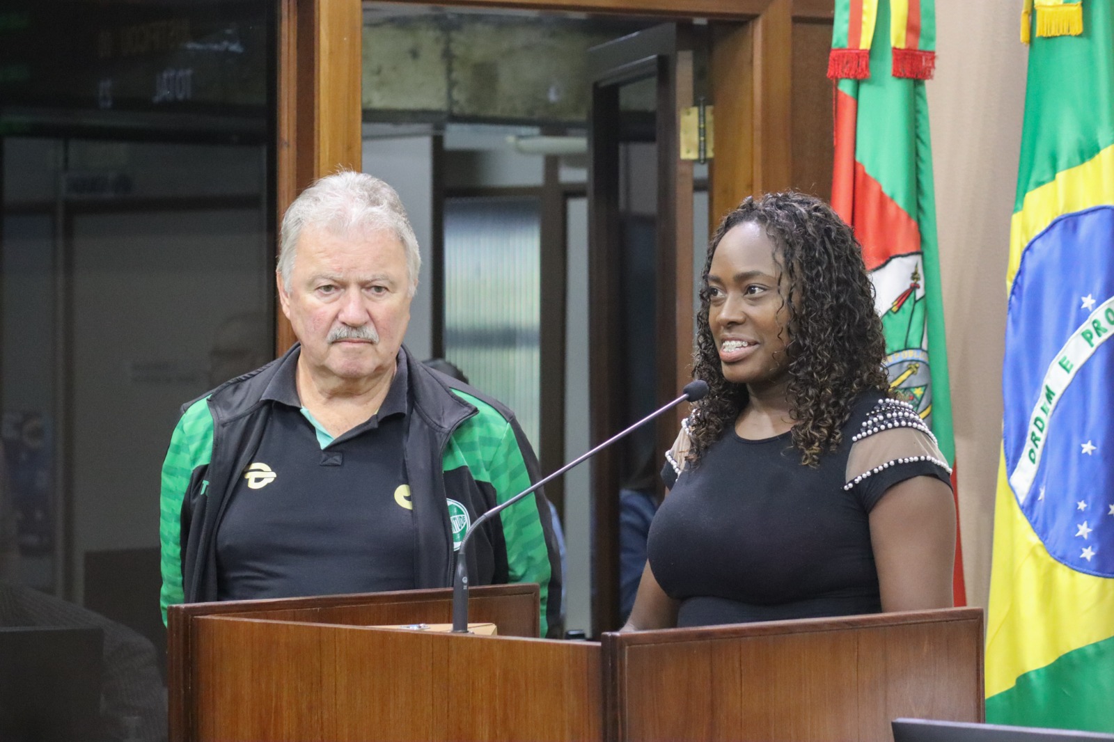 Em discurso na Câmara Municipal de Caxias do Sul, zagueira Beta destaca importância do esporte como ferramenta social