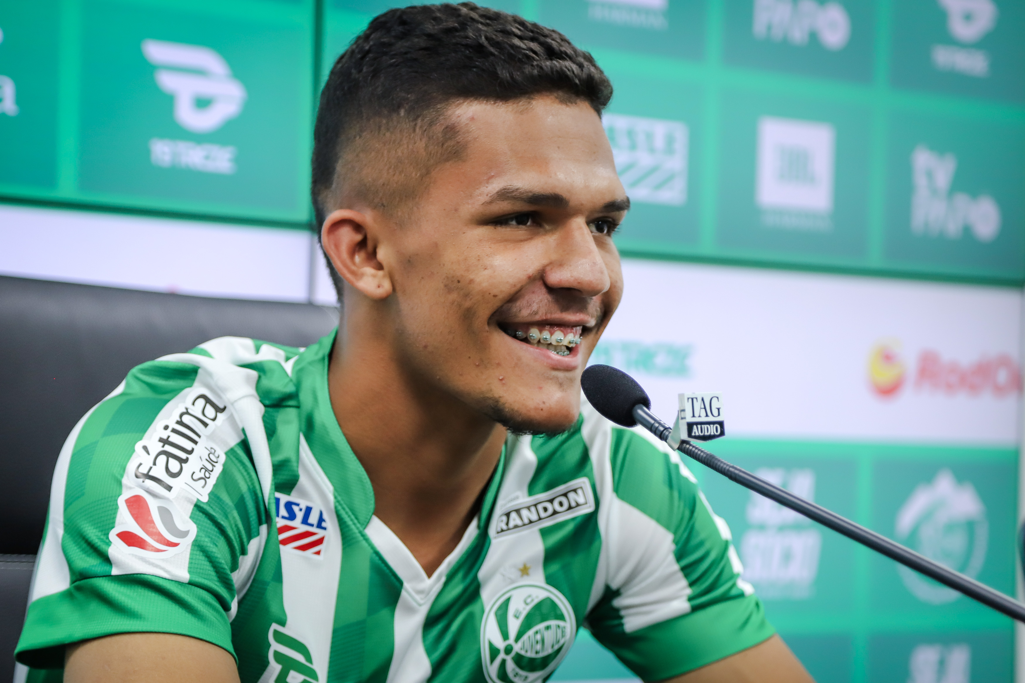 Gabriel Tota é apresentado pelo Juventude