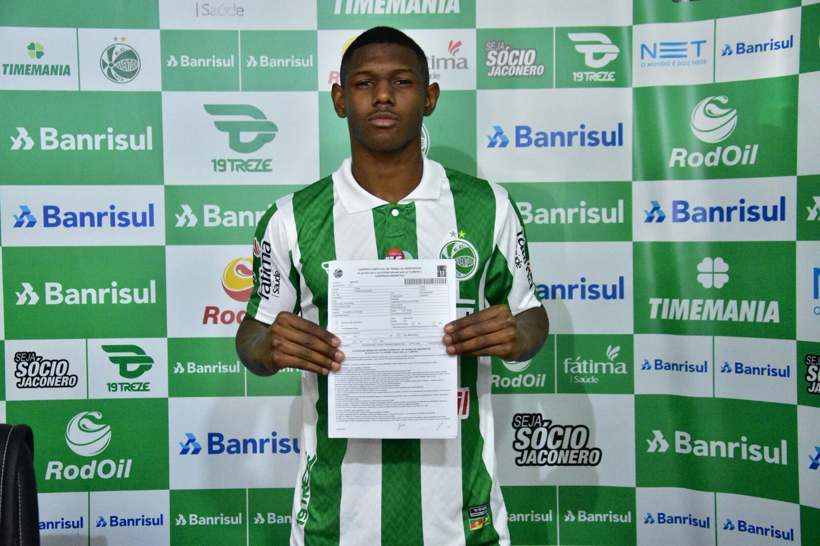 Atletas da base assinam primeiro contrato profissional