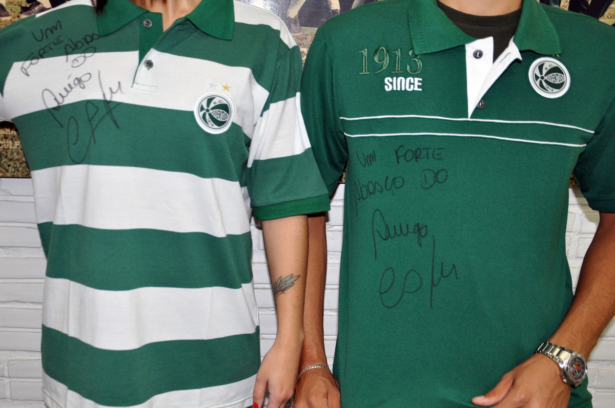 Sorteio de camisetas autografadas por Cafu