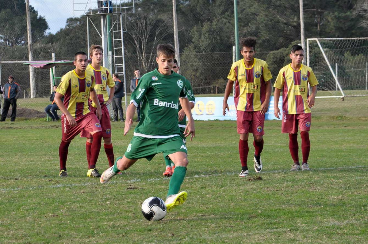 Ju Sub-20 vence e chega à liderança do Gauchão