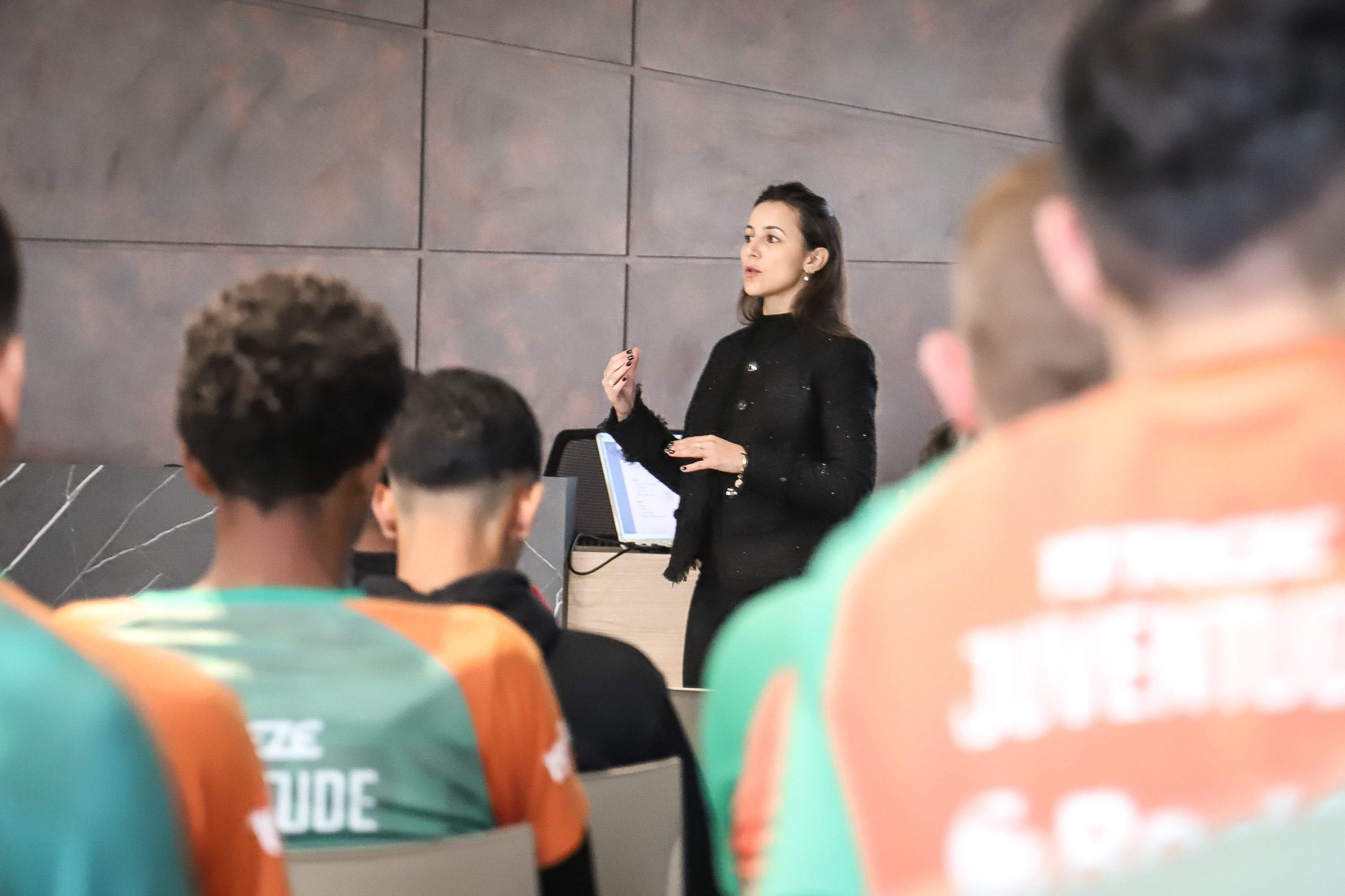 Atletas da base participam de palestra sobre nutrição com Juliana Veber