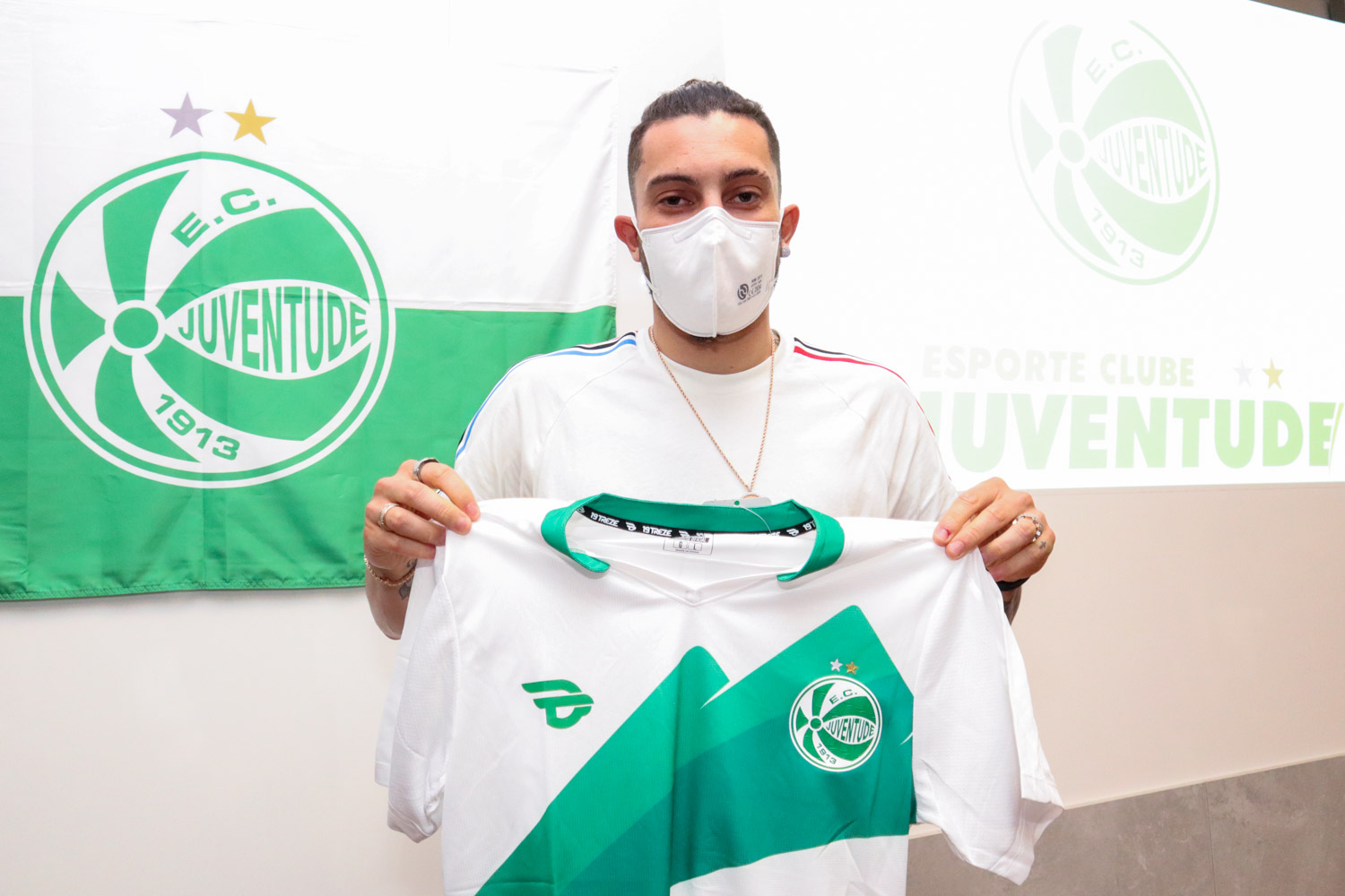Alex Telles participa do projeto Juventude do Futuro