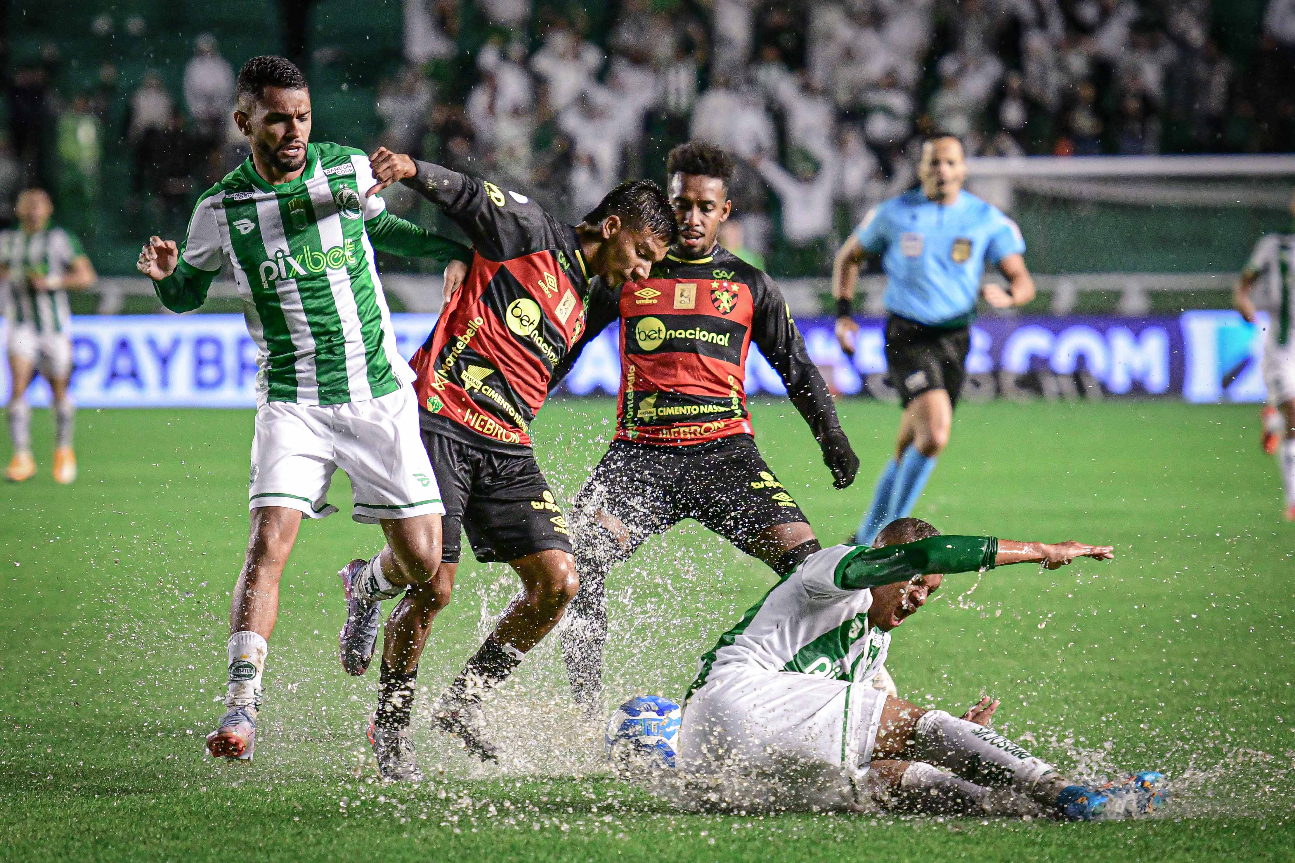 Sob muita chuva, Ju fica no empate com o Sport e segue no G4 da Série B do Brasileirão