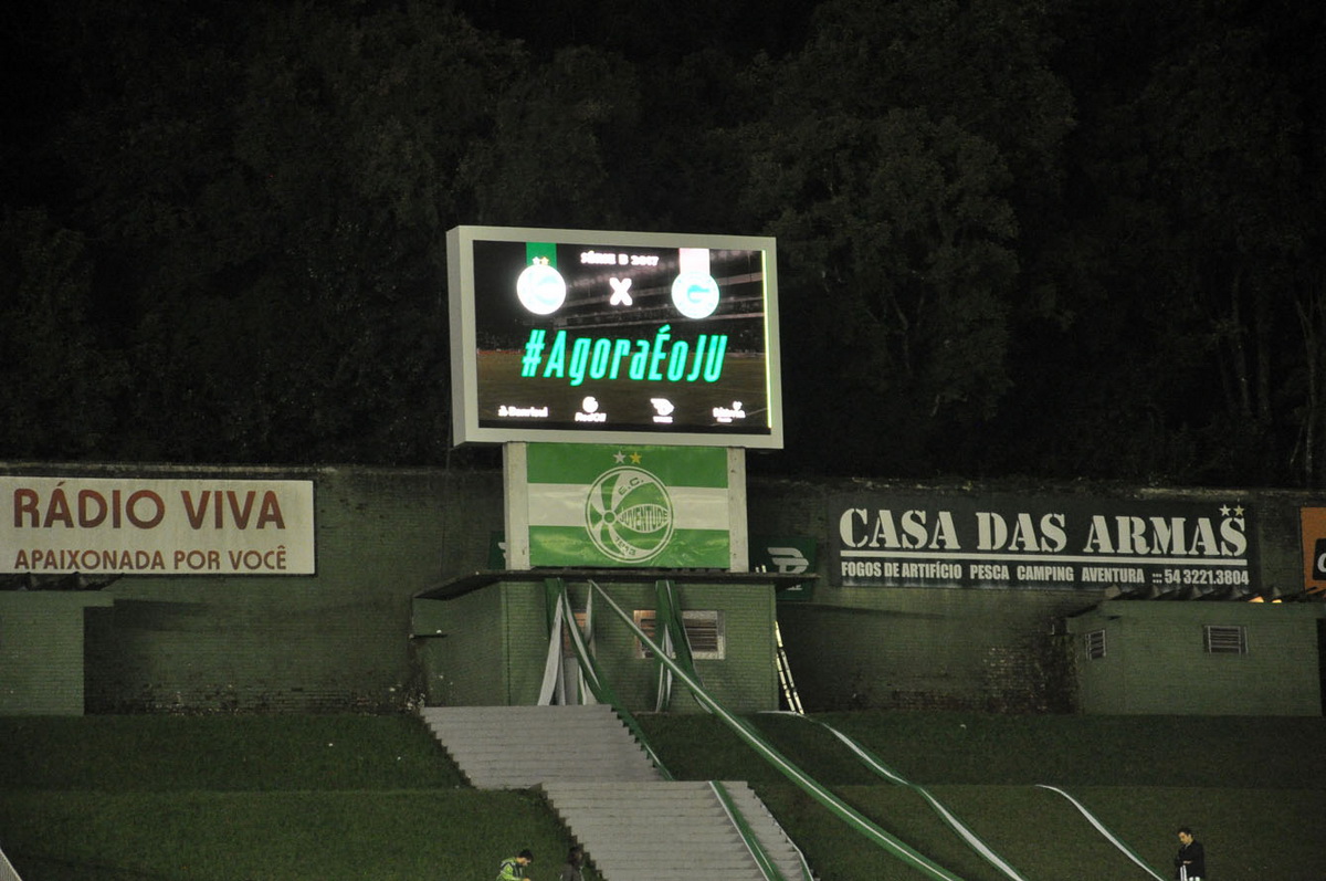 Juventude inaugura telão no Jaconi