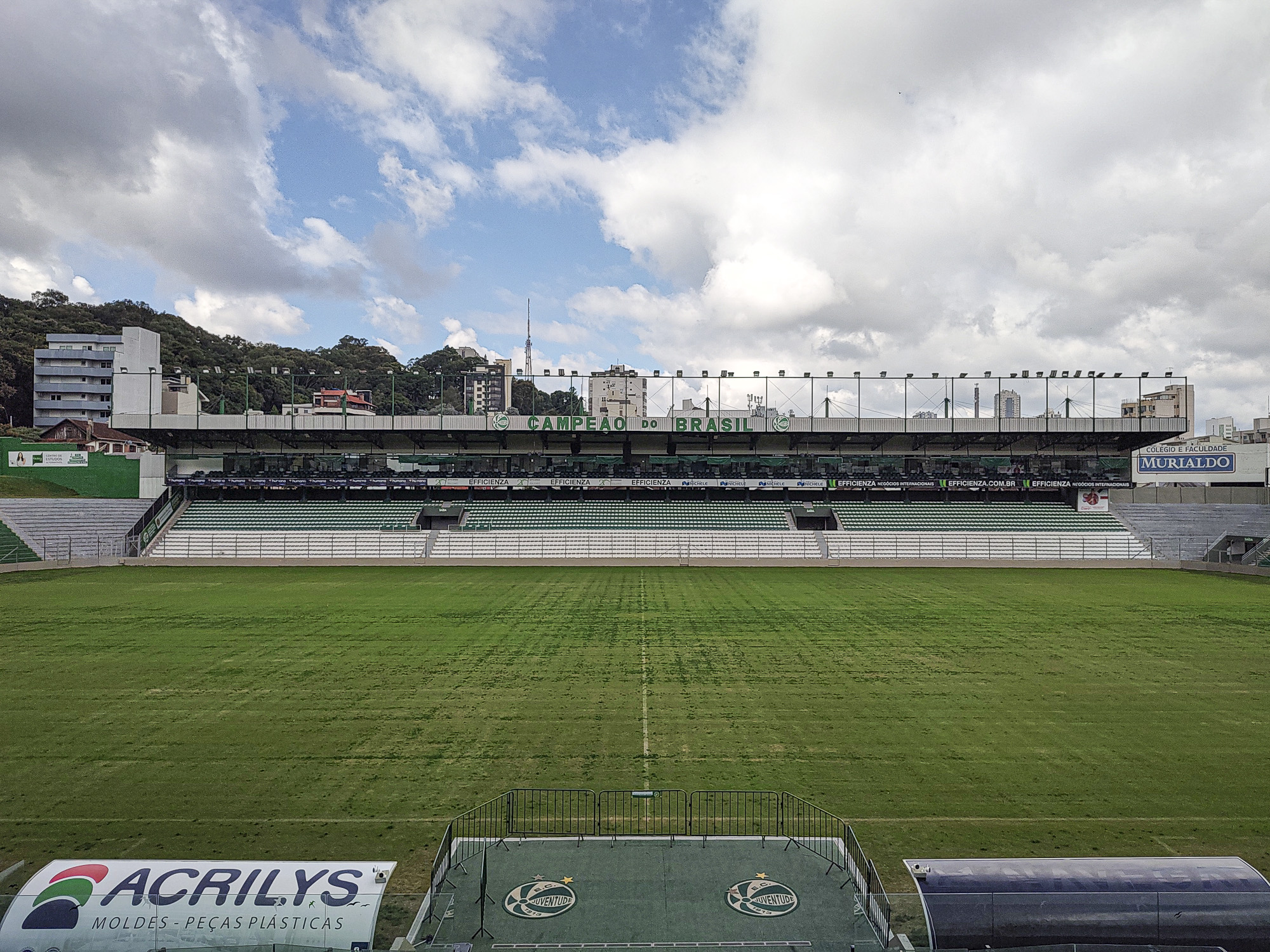 Juventude inicia plantio do azevém no gramado do estádio Alfredo Jaconi