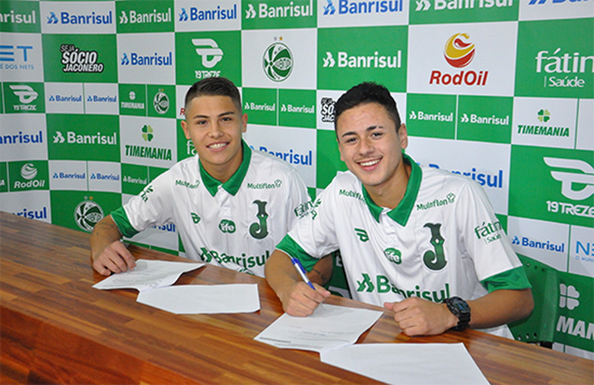 Gabriel Valentini e Lucas Serafini, atletas do sub-17, assinam contrato profissional com o Ju