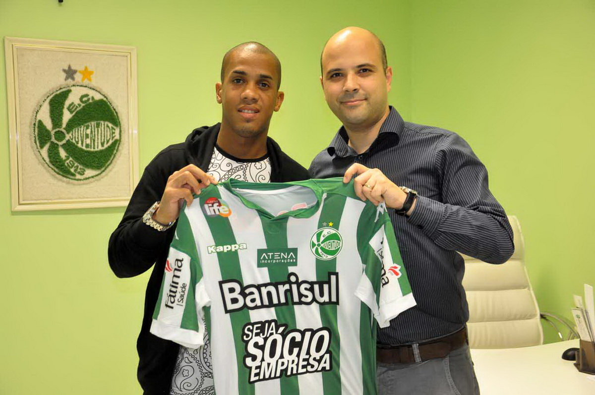 Juventude anuncia renovação de contrato de Mailson