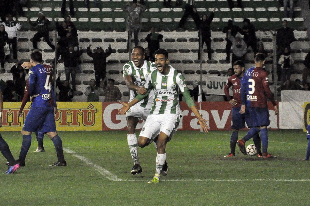 Ju vence Paraná e é vice-líder da Série B