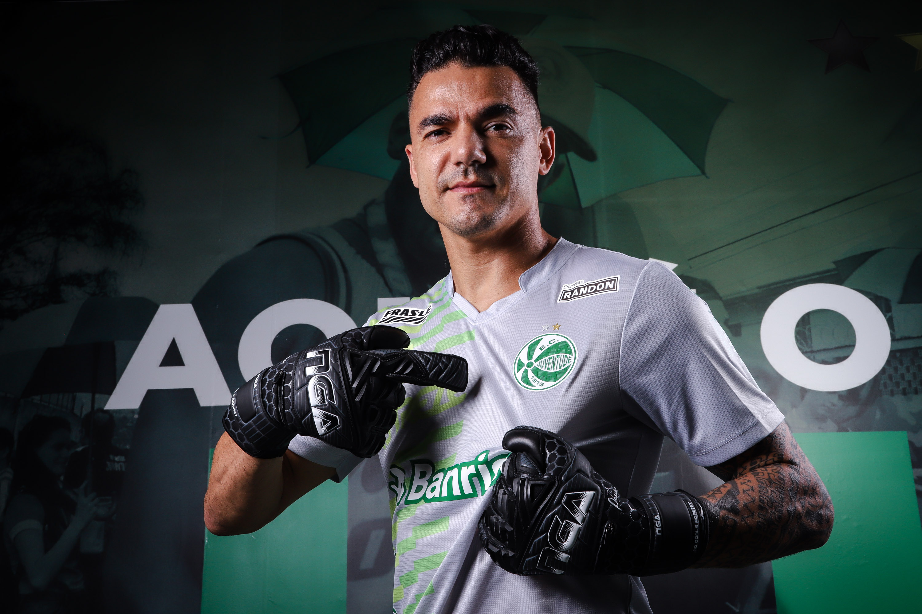 Goleiro Felipe Alves é apresentado no Jaconi