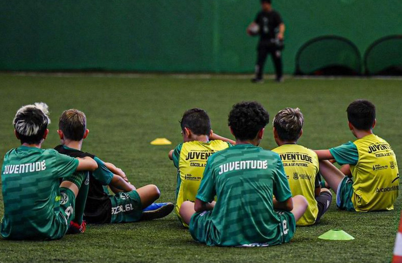 Escola de Futebol abre inscrições para treinos no turno da noite