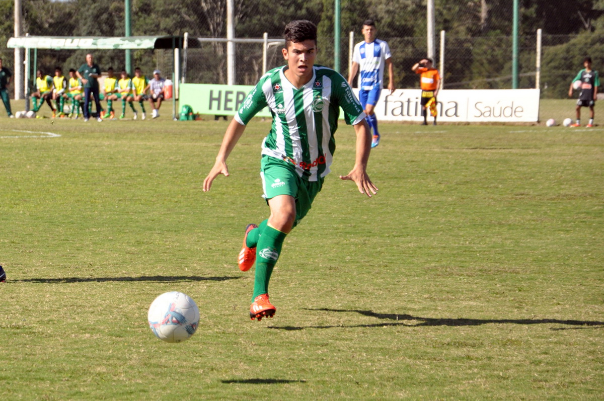 Ju goleia e segue líder no Gauchão Sub-20