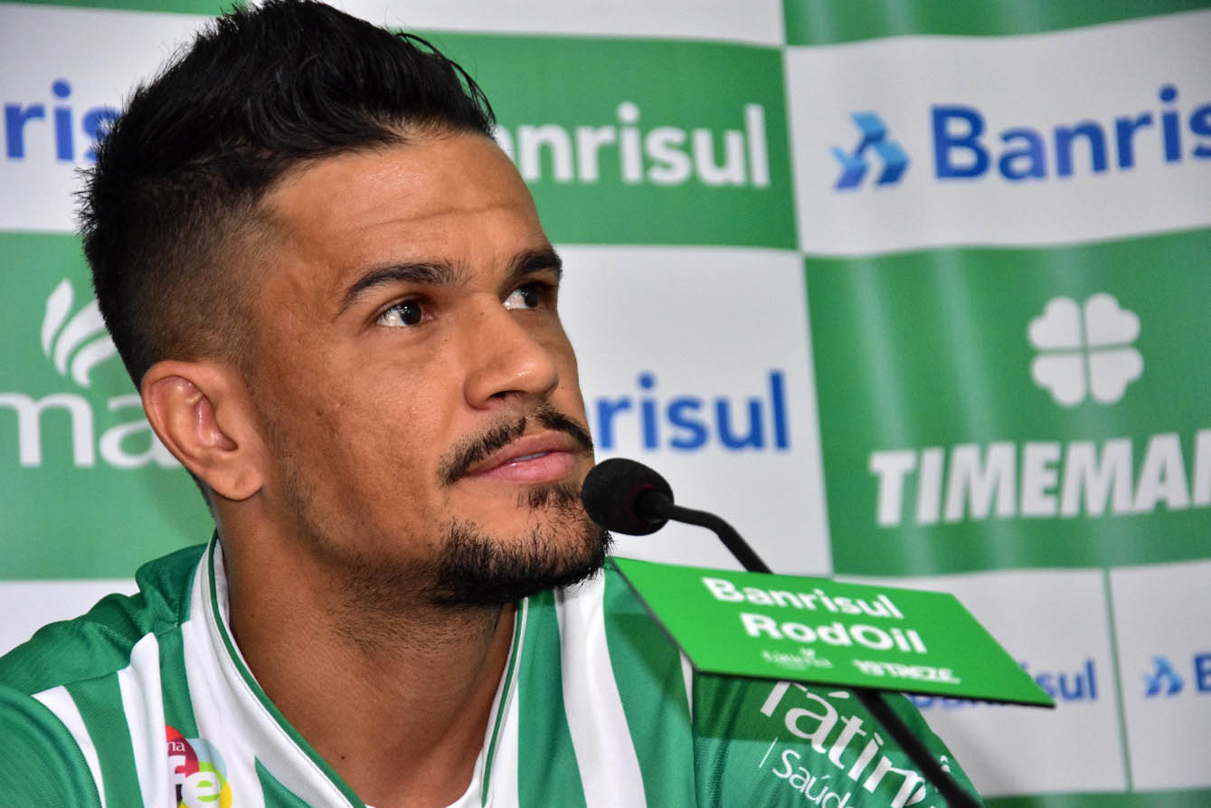 Meia Rafael Bastos é o novo reforço do Juventude