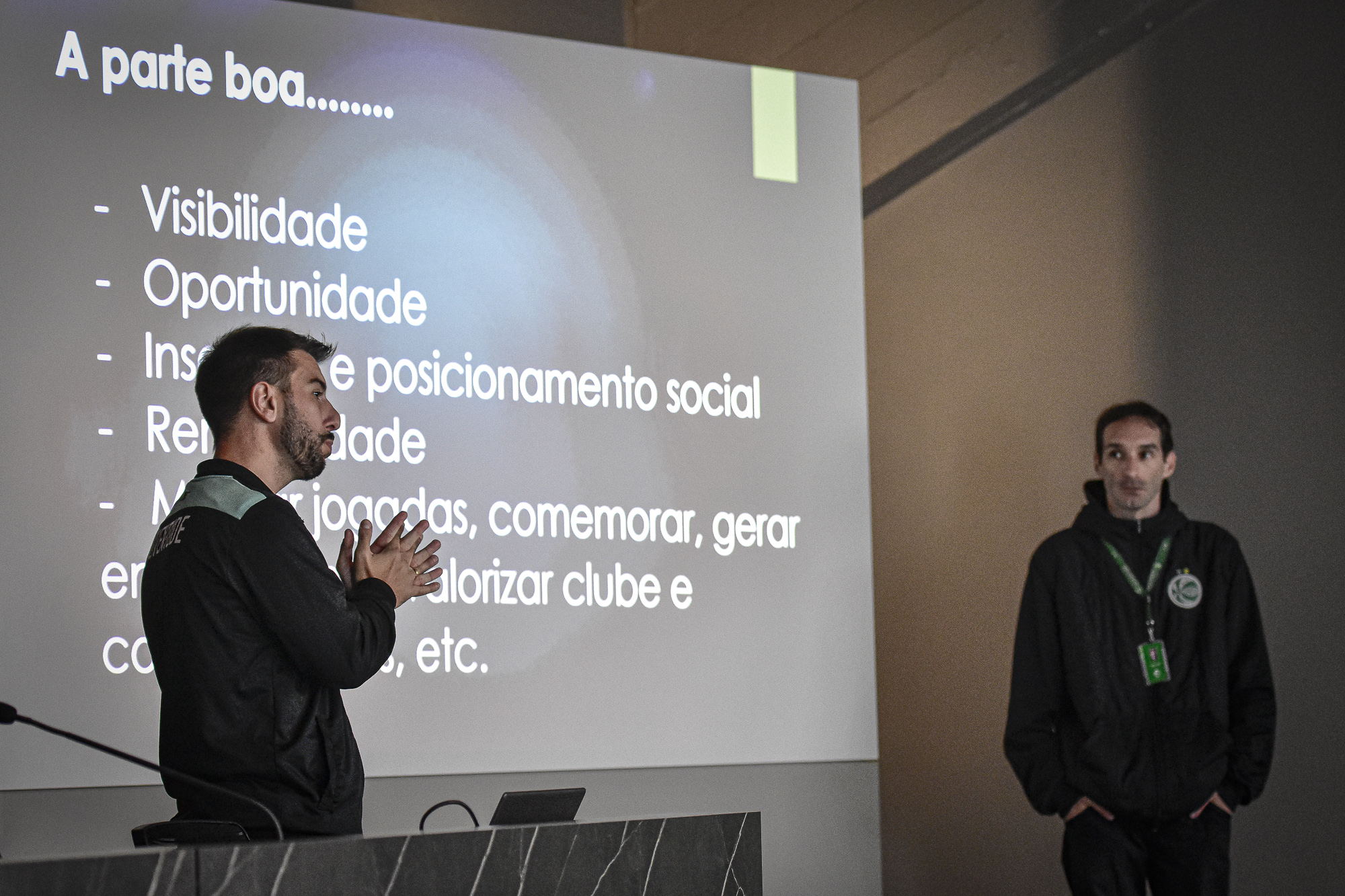 Equipe feminina e atletas da base participam de palestra sobre o cuidado com as Redes Sociais