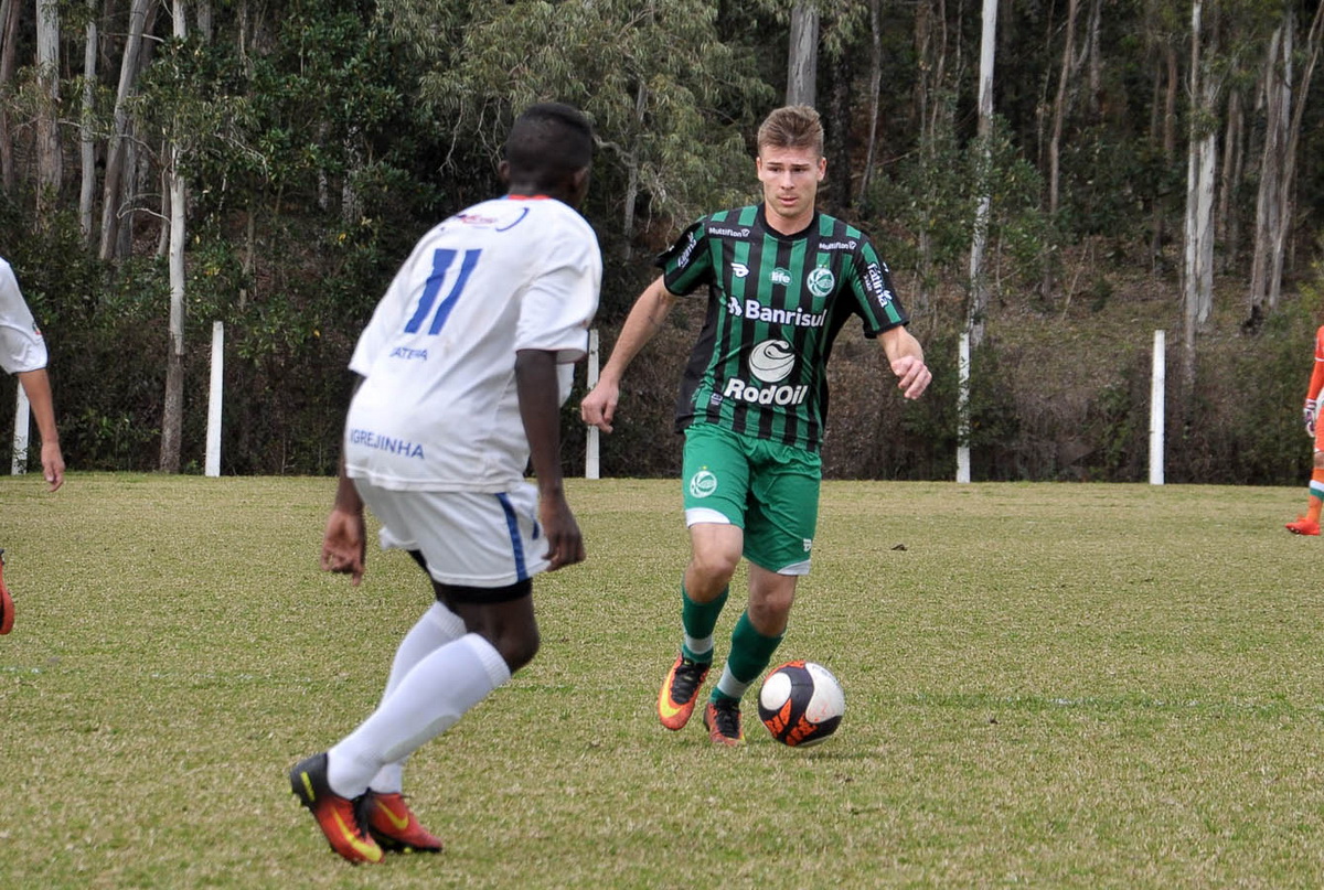 Ju vence e sai em vantagem na semifinal do Gauchão Sub-17