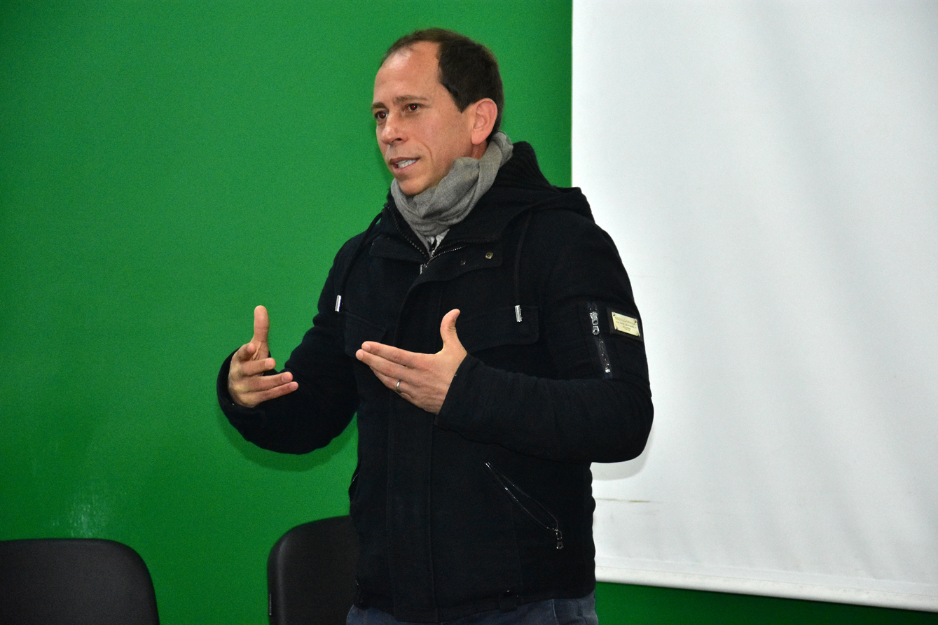 Ex-atacante, Adaílton realiza palestra para atletas da base