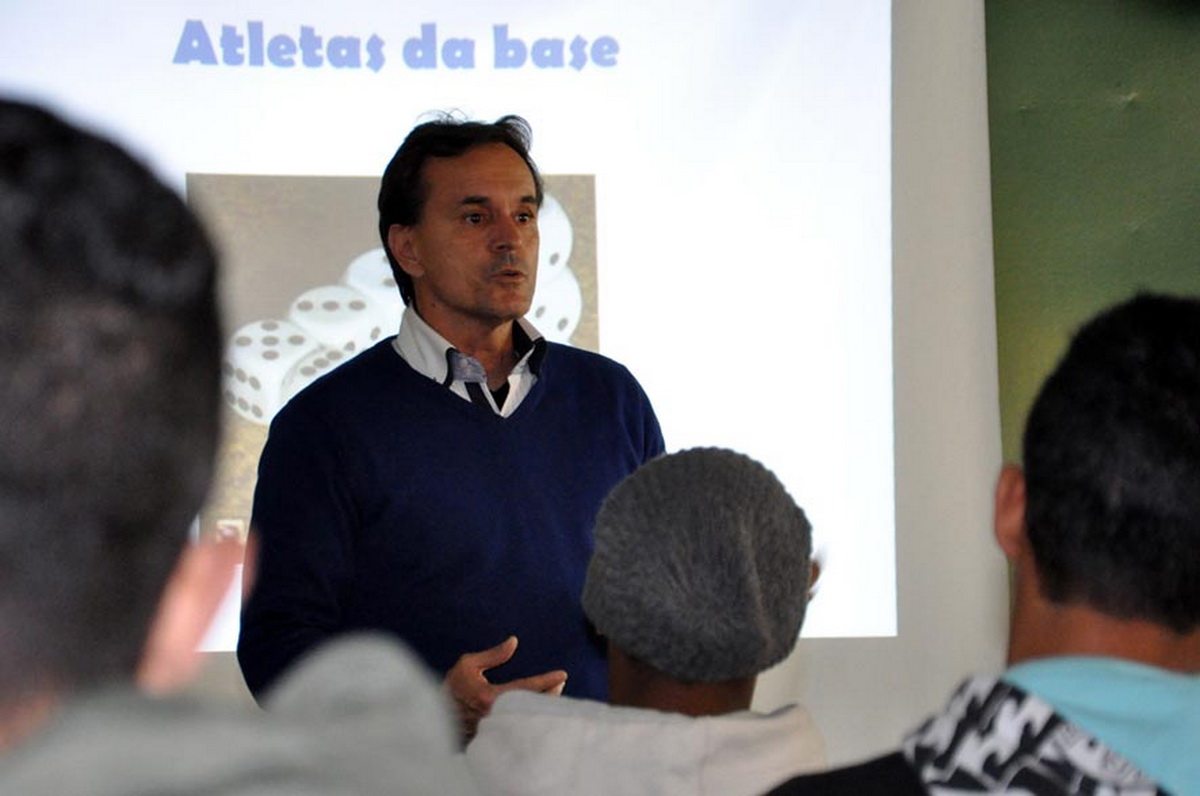 Renato Schmitt concede palestra a atletas da base