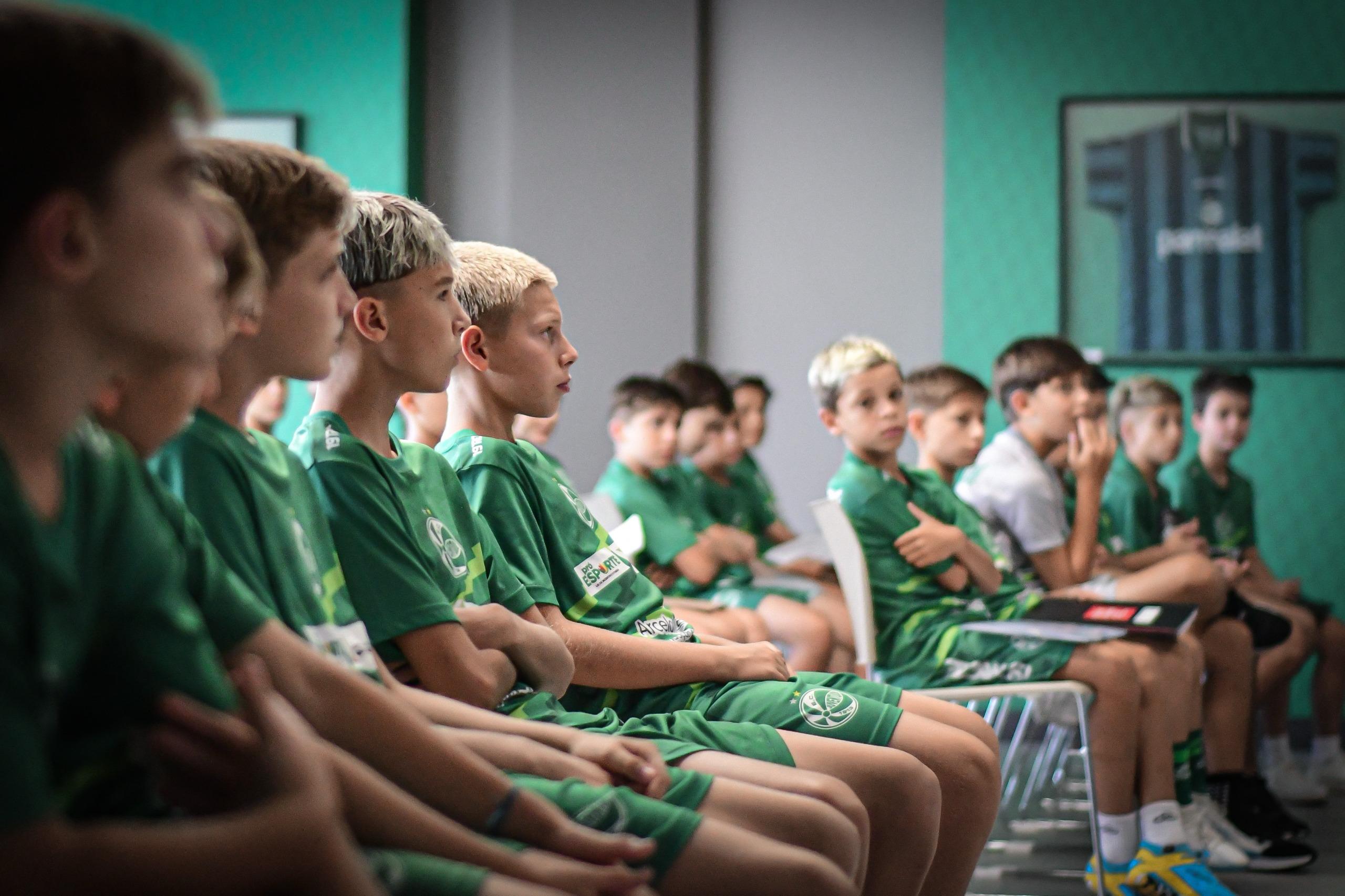 Equipes de competição da Escola de Futebol do Ju se apresentam para 2024